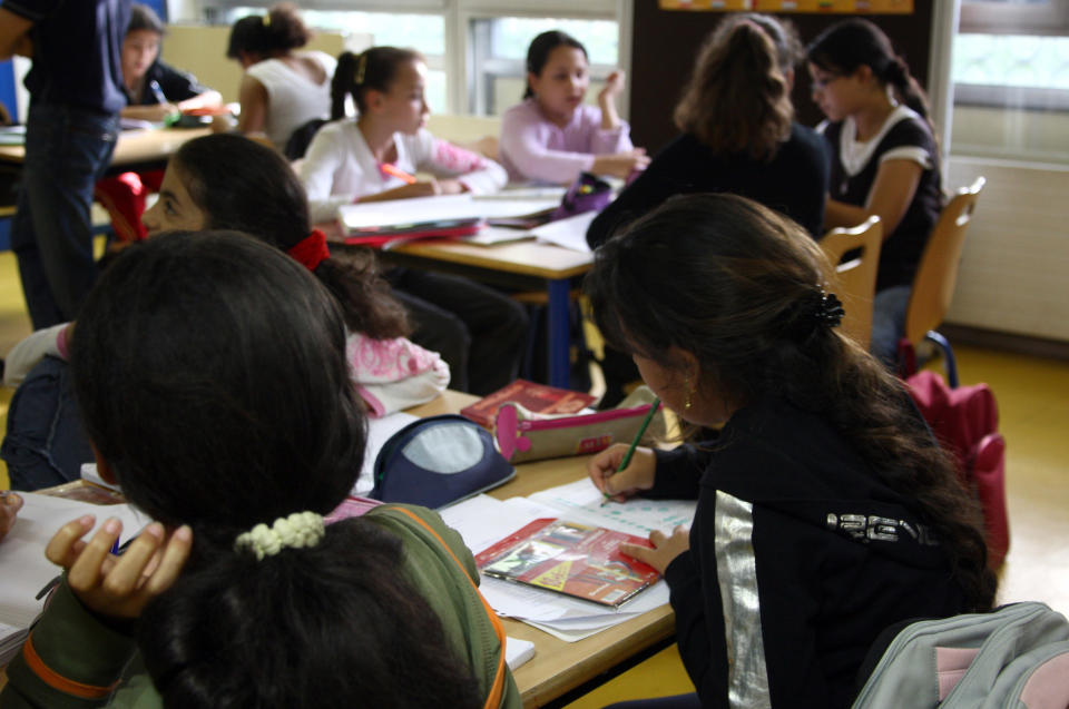 Estudiantes de un colegio en Orly, Francia. (AFP | Joel Saget)