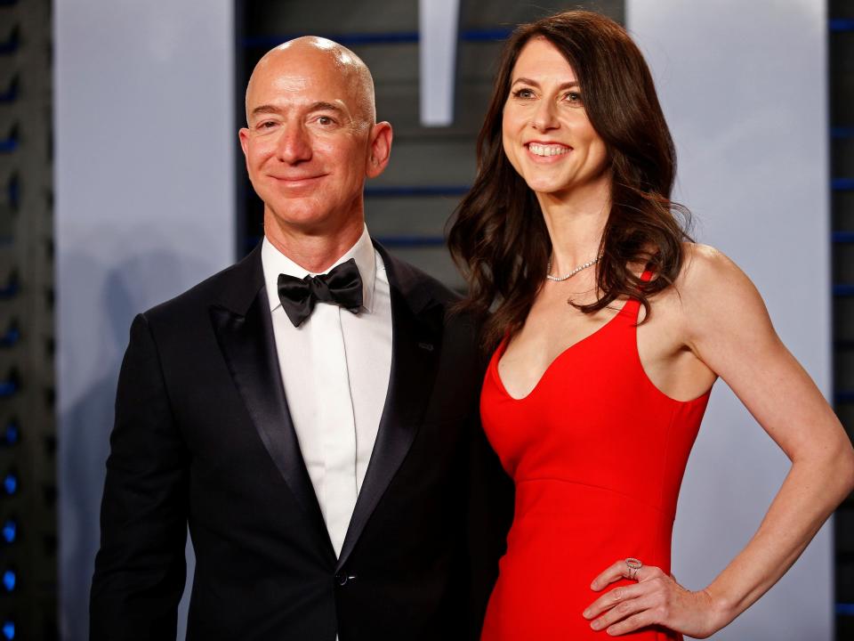 FILE PHOTO: 2018 Vanity Fair Oscar Party – Arrivals – Beverly Hills, California, U.S., 04/03/2018 –  Amazon CEO Jeff and wife MacKenzie Bezos. REUTERS/Danny Moloshok