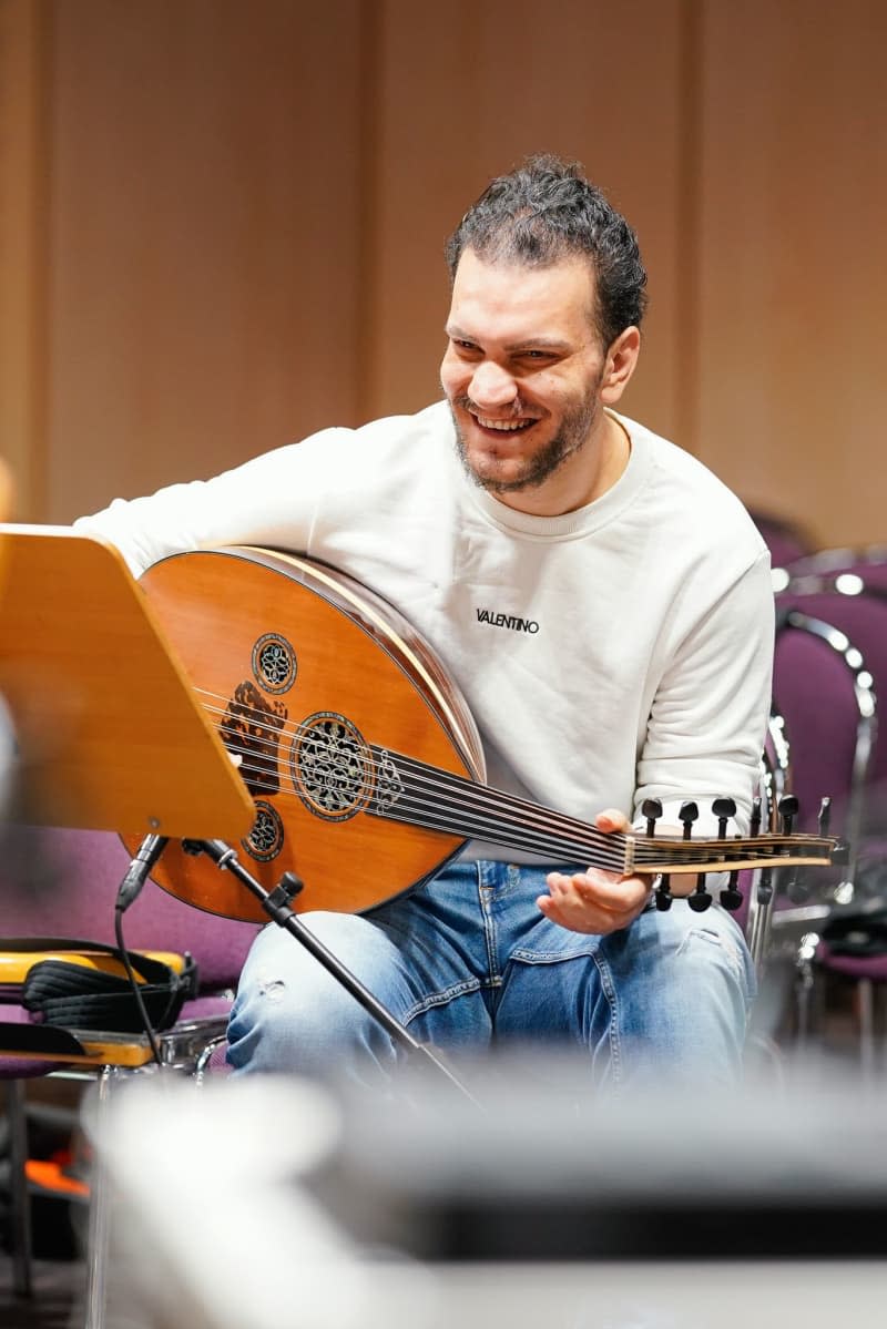 Hesham Hamra plays the oud, a traditional, lute-type instrument played in Iran and Syria. In both countries, the oud consists of a pear-shaped sound box made of walnut, rose, poplar, ebony or apricot wood. Uwe Anspach/dpa