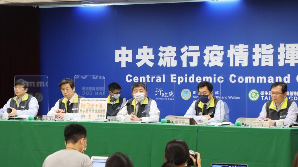 指揮官陳時中（中）表示，近期將擴大至第七、第八類對象接種疫苗。   圖：中央流行疫情指揮中心/提供