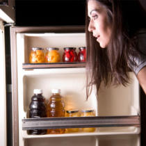 Good news for you late-night snackers: Eating at night doesn't make you gain weight. 