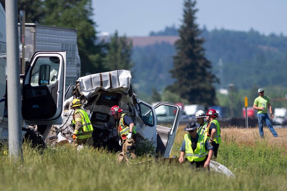 Polizisten und Feuerwehrleute des Bundesstaates Oregon arbeiten am Donnerstag, 18. Mai 2023, in der Nähe der Stelle eines zerstörten Sattelzuges entlang der Interstate 5 in Albany, Oregon. (AP)