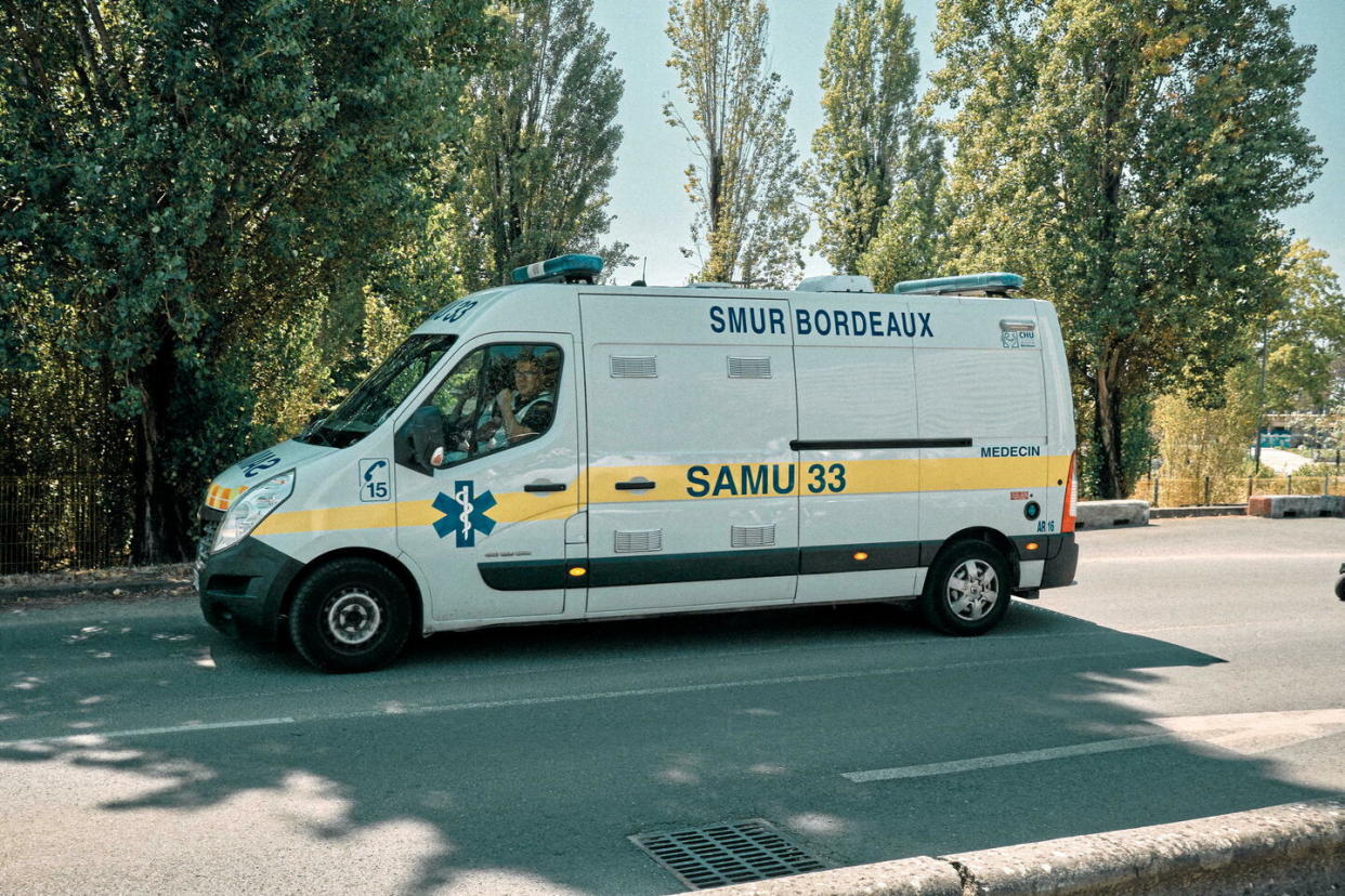Une ambulance du Samu de l'hôpital CHU Pellegrin de Bordeaux, où sont hospitalisées des personnes atteintes de botulisme.  - Credit:BENOIT DURAND / Hans Lucas / Hans Lucas via AFP