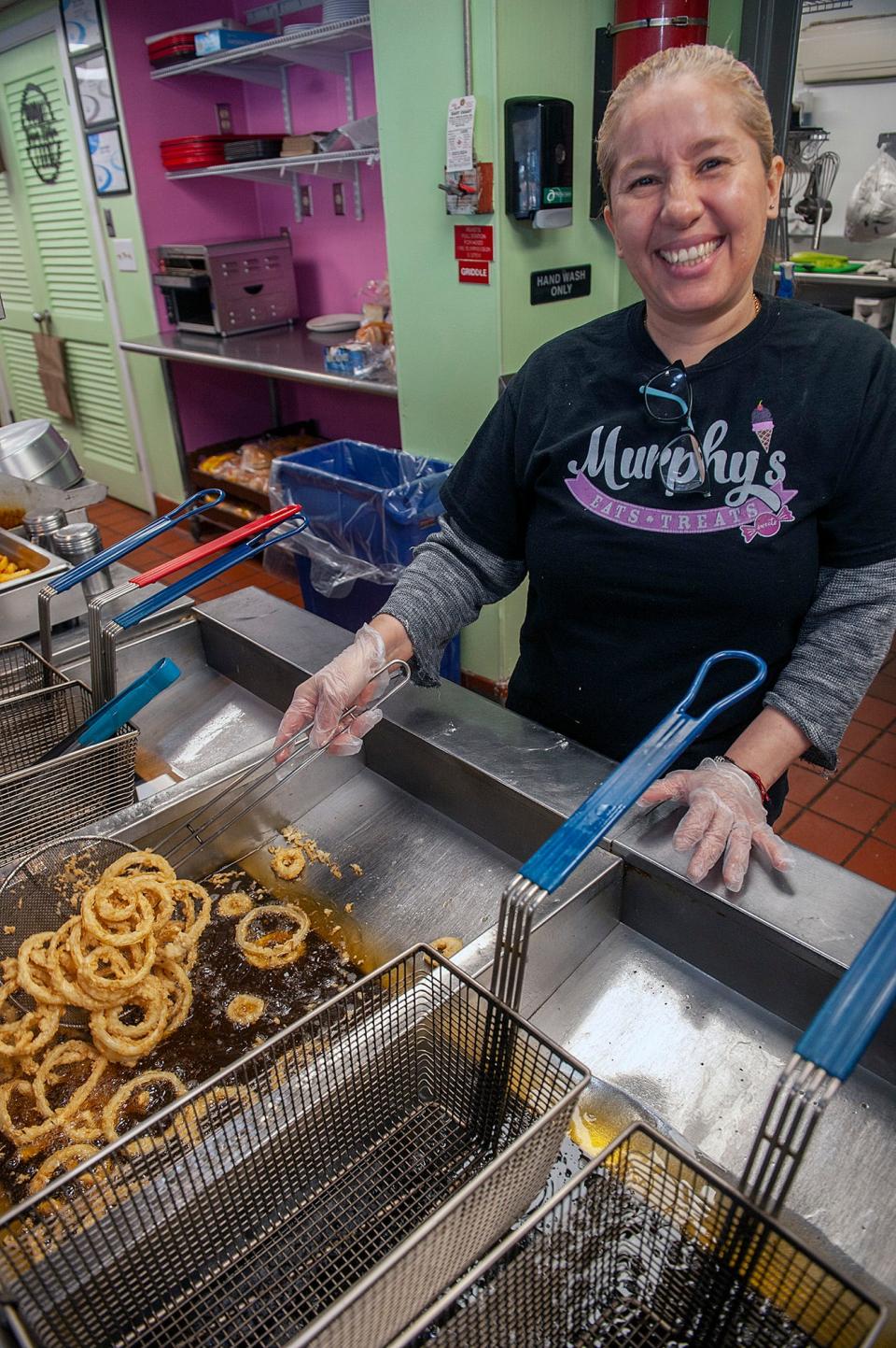 Chef Rocio Medrano prepares onion rings for the Fisherman's Platter at Murphy's Eats and Treats on Edgell Road in Framingham, Feb. 21, 2024.