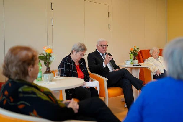 Le président allemand Frank-Walter Steinmeier s'est entretenu avec des survivants ukrainiens de la Shoah réfugiés à Berlin, le 25 avril 2022.