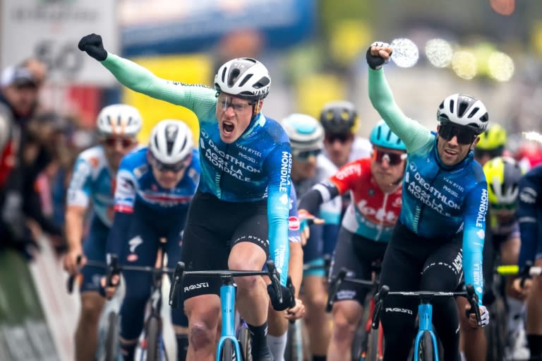 Le Français Dorian Godon (c) remporte la 1re étape du Tour de Romandie devant son coéquipier italien Andrea Vendrame (d), le 24 avril à Fribourg (Fabrice COFFRINI)