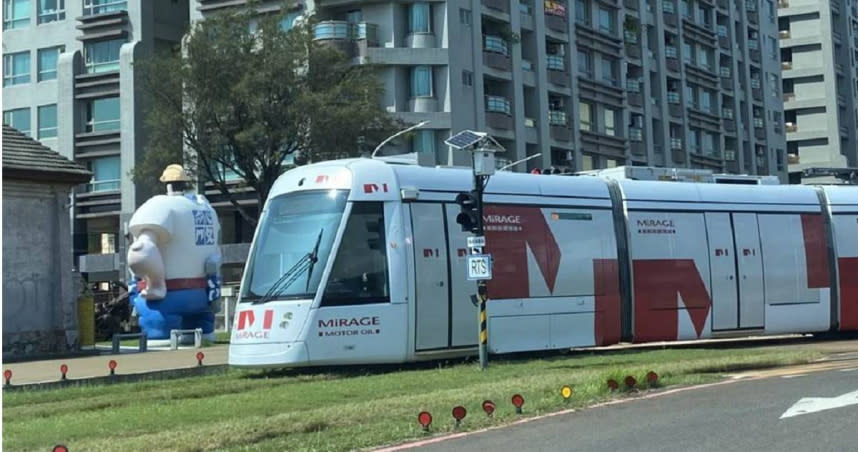 中秋連假出遊，高雄捷運和輕軌加密班距迎遊客；圖為輕軌列車經過著名的觀光景點駁二藝術的畫面。（圖／中國時報石秀華攝）