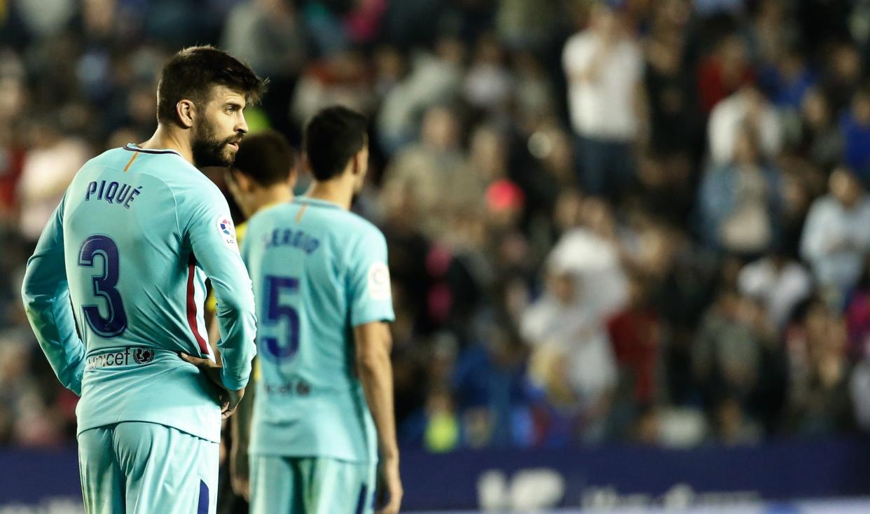 Gerard Pique and Sergio Busquets react during Barcelona’s wild match at Levante. (EFE)