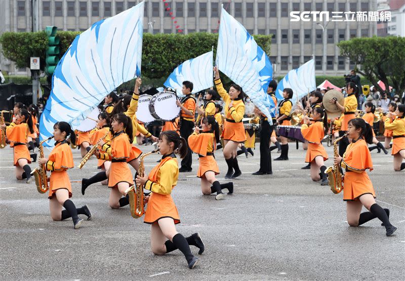 中華民國111年國慶日日本「橘色惡魔」橘高校國慶表演，網友點出台日教育文化不同。（圖／記者邱榮吉攝）