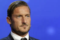 <p>Totti ha scritto un messaggio al padre scomparso a causa del coronavirus, accompagnato da uno scatto leggermente sgranato in cui compaiono padre e figlio insieme a Cristian, primogenito del calciatore e della conduttrice Ilary Blasi. "Auguri, mi manchi", si legge. Poco dopo, però, il Pupone ha condiviso anche gli auguri della figlia Chanel: la ragazza, 14 anni, pubblicato una foto insieme al papà corredata da un cuore. (AP Photo/Claude Paris)</p> 