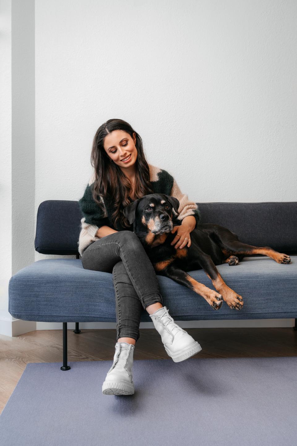 Una fotografía sin fecha proporcionada por Loyal muestra a Celine Halioua, fundadora y directora ejecutiva de la empresa de biotecnología Loyal, con su viejo Rottweiler, Della. (Loyal vía The New York Times)
