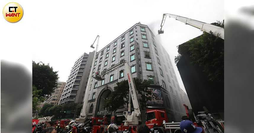 台北市林森錢櫃昨日發生嚴重火警，造成5死、50幾人送醫，消防局認為該事件起因為人禍。（圖／記者鄭清元攝）