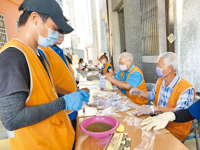 台南本土登革熱疫情持續，仁德區公所針對熱區成功里、仁和里及布氏指數高的文賢里，將發放蘇力菌給民眾投藥防治，昨安排人員包裝、發送。（曹婷婷攝）