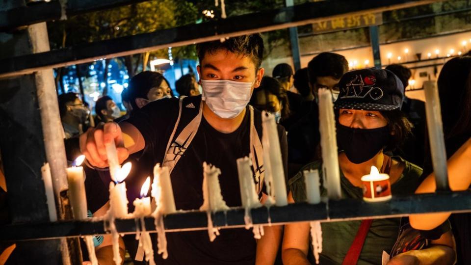 Una vigilia que se celebra anualmente para recordar la masacre de Tiananmen fue uno de los eventos prohibidos por las autoridades para combatir la pandemia. Aun así un grupo se reunió.