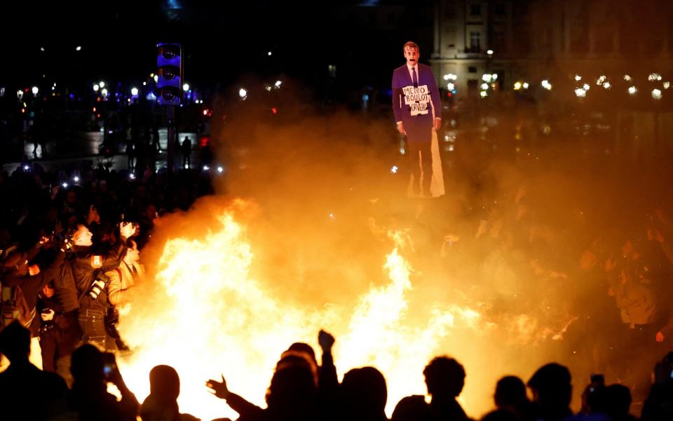 Protesters burn an effigy of Macron - REUTERS/Gonzalo Fuentes