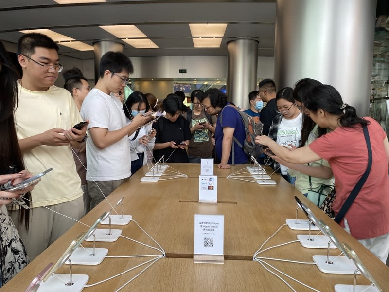 蘋果新手機開賣  首週末中國消費者未減（3） 華為與蘋果在9月都發售了新手機，要選華為還是蘋 果，可能是中國消費者現在最傷腦筋的事情。圖為北 京王府井蘋果專賣店的中國消費者試用蘋果新機。 中央社記者呂佳蓉北京攝  112年9月23日 