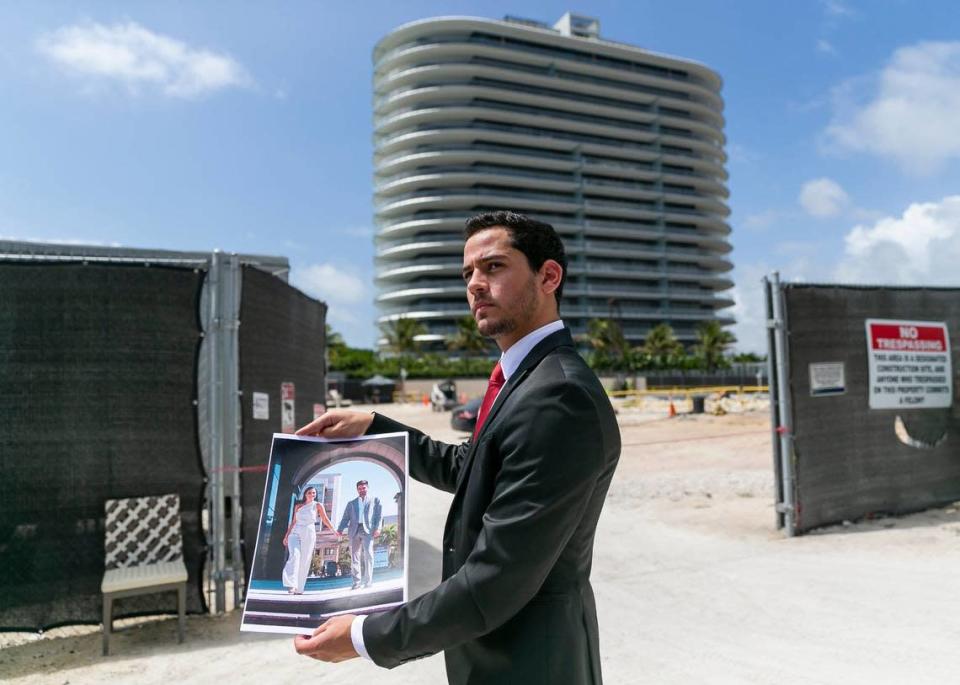 Tras una rueda de prensa en Surfside, Florida, el jueves 14 de abril de 2022, Martin Langesfeld sostiene una foto de su hermana, Nicole Langesfeld, y su cuñado, Luis Sadovnic, quienes murieron en el derrumbe de las Champlain Towers South.