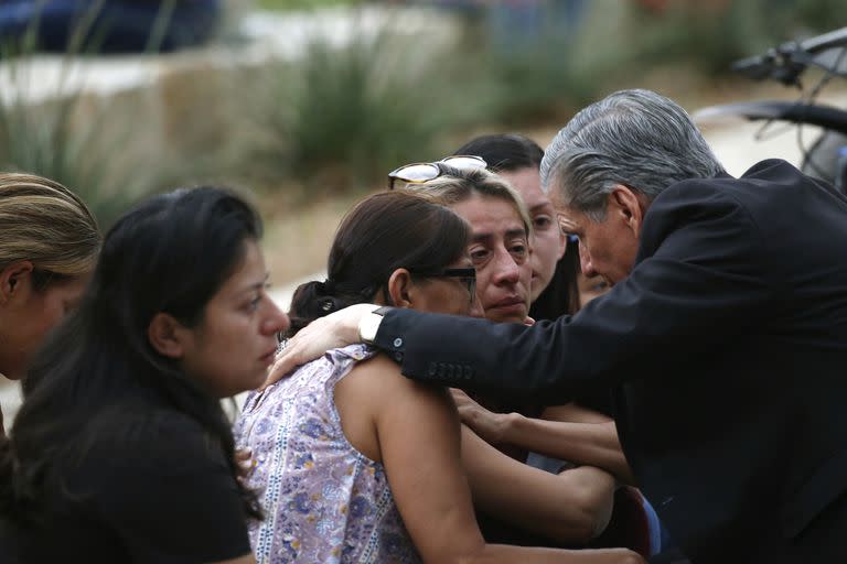 El arzobispo de San Antonio, Gustavo García Seller, consuela a las familias en el exterior del Centro Cívico tras un letal tiroteo en la escuela primaria Robb, en Uvalde, Texas, el 24 de mayo de 2022. (AP Foto/Dario Lopez-Mills)