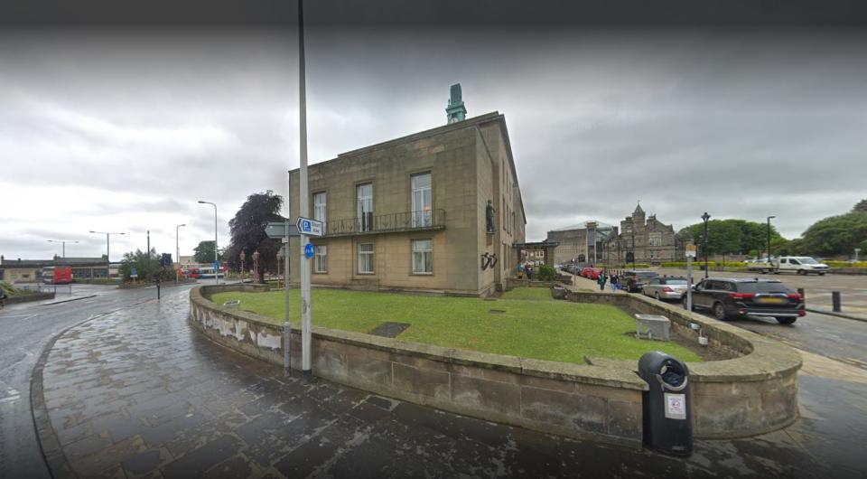 The tree was erected on the grass outside Kircaldy Town Houses (Google Street View)