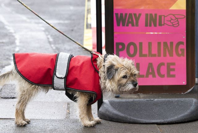 Bertie waits for its owner at the polling station at Saint Stephen&#x002019;s Comely Bank Church in Scotland 