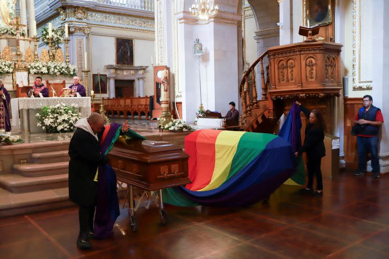 Funeral multitudinario por "magistrade" abiertamente no binario de México, Ociel Baena, en Aguascalientes