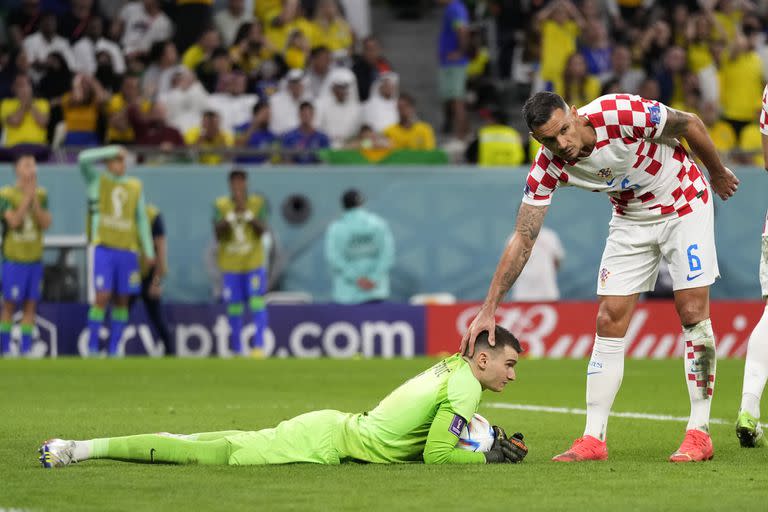 El arquero croata Dominik Livakovic y el zaguero Dejan Lovren, figuras balcánicas en Qatar 2022