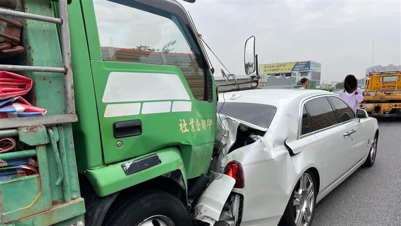 國道1號發生一起追撞車禍，勞斯萊斯車尾慘遭貨車撞擊凹陷全毀。（圖／翻攝畫面）