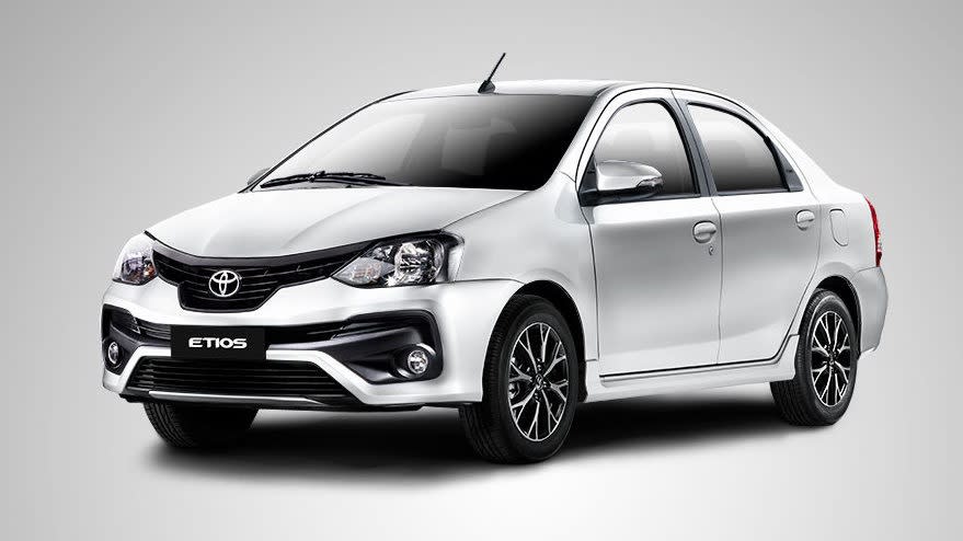 El Toyota Etios de  4 puertas se destaca por el amplio baúl.