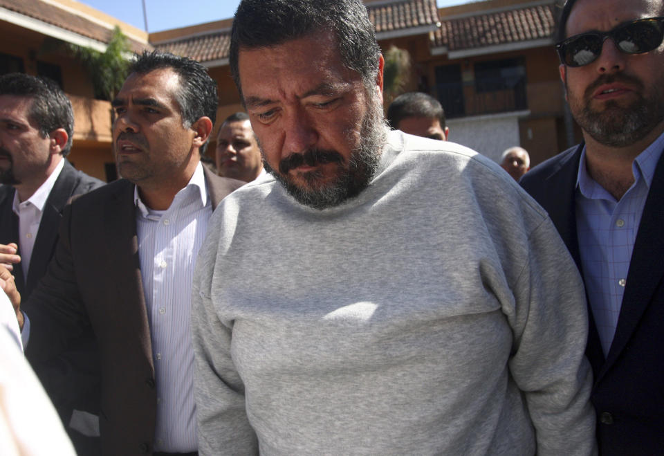 El magnate mexicano del juego Jorge Hank Rhon (C) sale de un hotel en Tijuana el 14 de junio de 2011. Foto: Reuters