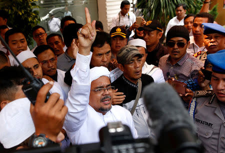 The leader of the Islamic Defenders Front, Habib Rizieq, gestures as he speaks upon his arrival at police headquarters for questioning in Jakarta, Indonesia January 23, 2017. REUTERS/Darren Whiteside