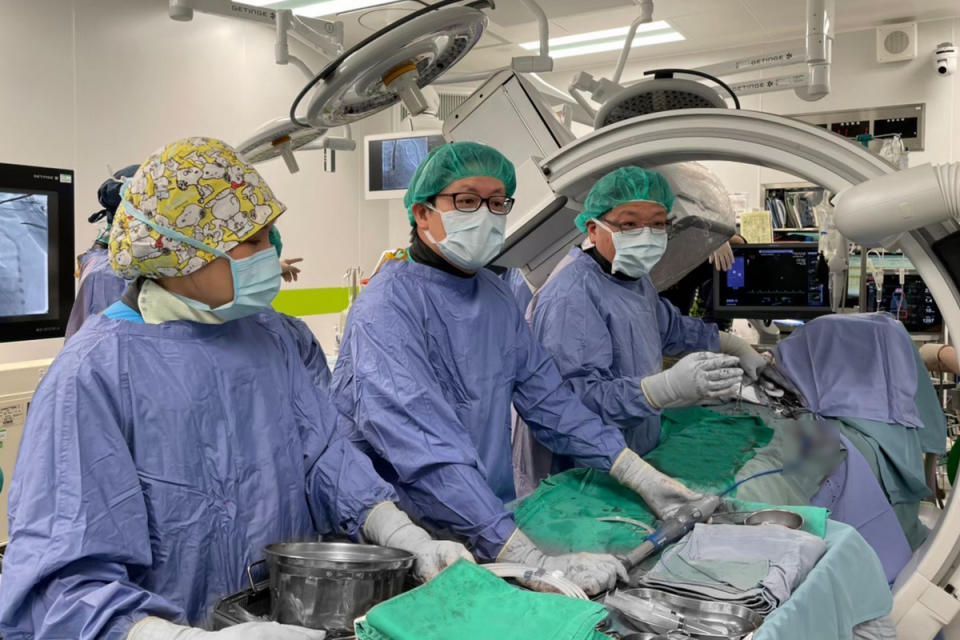 醫療團隊在複合式手術室替病人執行介入治療。
