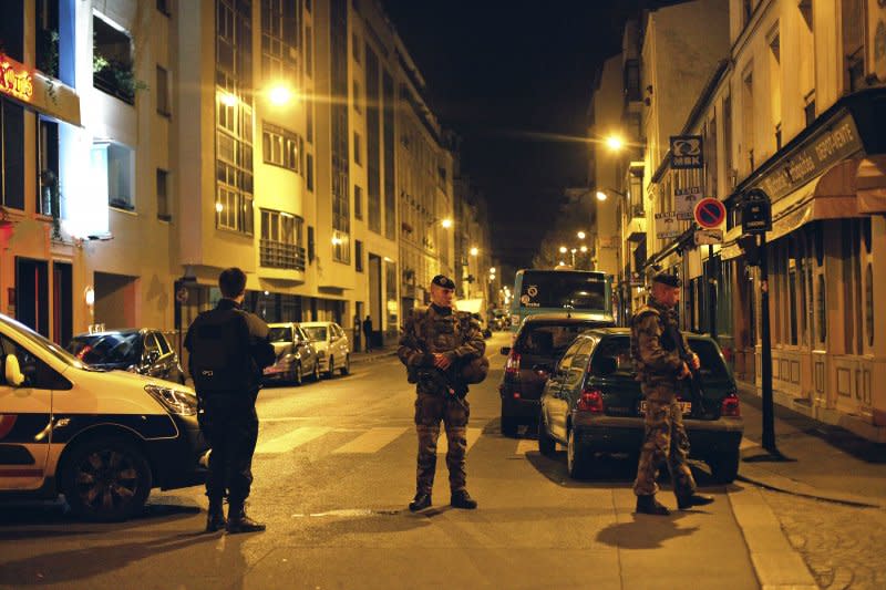 巴黎恐攻案發地點的軍警人員（美聯社）