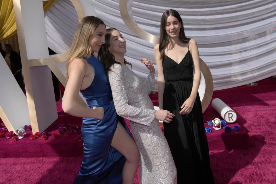 Este Haim, de izquierda a derecha, Alana Haim, y Danielle Haim llegan a los Oscar el 27 de marzo de 2022 en el Teatro Dolby en Los Angeles. (Foto AP/John Locher)