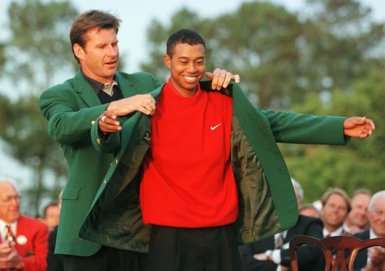 Nace una estrella y se abre otra era: Nick Faldo le calza el saco verde a Tiger Woods en el Masters de 1997