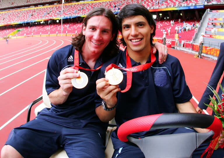 Lionel Messi y Sergio Agüero posan con la medalla de oro durante la ceremonia de entrega de medallas en el estadio nacional de Beijing tras la final masculina entre Nigeria y Argentina, durante los Juegos Olímpicos de 2008