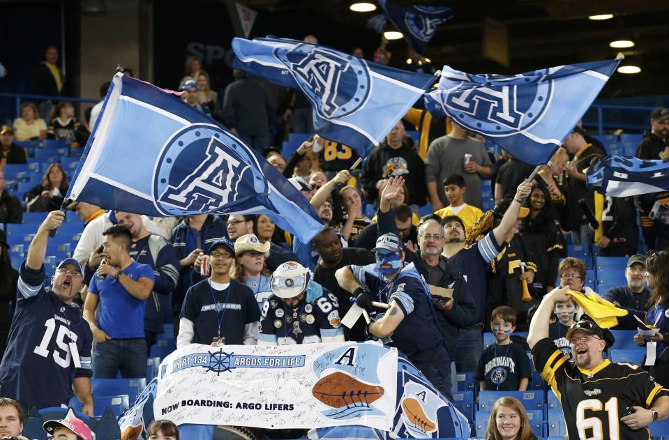 Football fans cheer on the Toronto Argonauts and Hamilton Tiger Cats before the CFL eastern final football game in Toronto, November 17, 2013. REUTERS/Mark Blinch (CANADA - Tags: SPORT FOOTBALL)