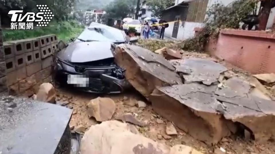 車子瞬間報廢。（圖／TVBS）