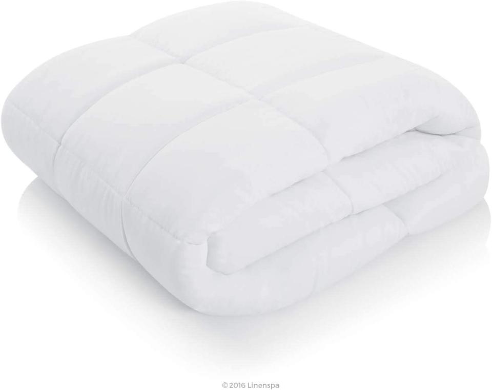 Linenspa All Season Hypoallergenic Down Alternative Microfiber Comforter. Image via Amazon.