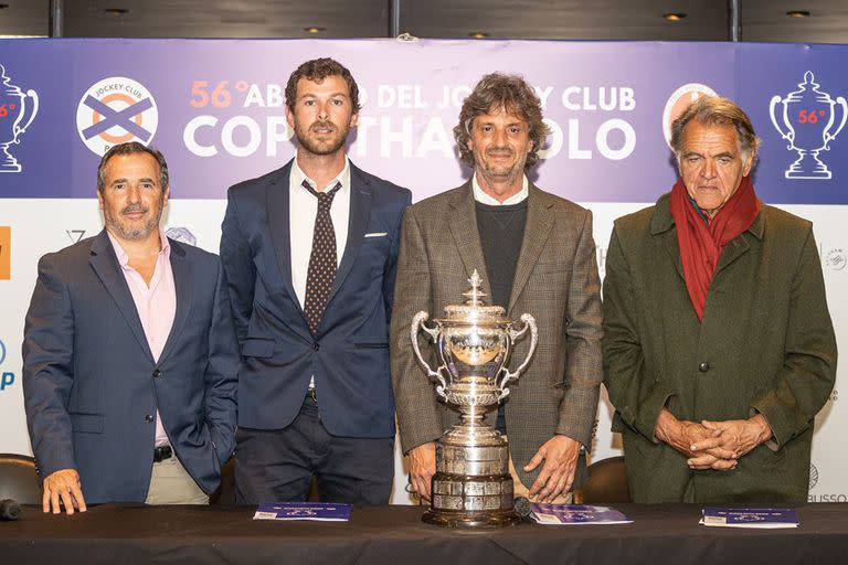 La copa del Abierto de Jockey Club, certamen que celebra su 56a realización; a la derecha, Guillermo Álvarez Fourcade, directivo de la entidad y ex capitán de polo,
