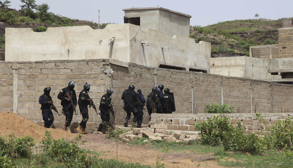 <p>Malian Police officers take position outside Campement Kangaba, a tourist resort near Bamako, Mali, June. 19, 2017. (Baba Ahmed/AP) </p>