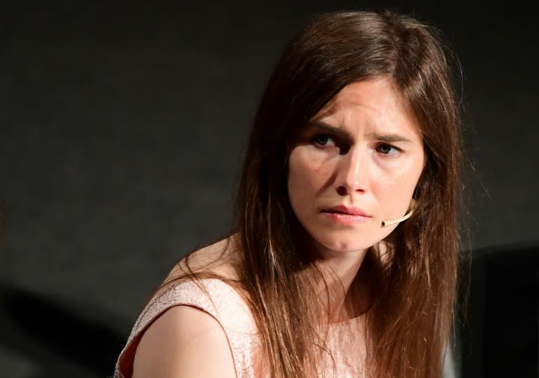 La estadounidense Amanda Knox, condenada y posteriormente absuelta en Italia por el asesinato, en 2007, de su compañera de cuarto, debate en la ciudad italiana de Módena el 15 de junio de 2019 (Vincenzo Pinto)