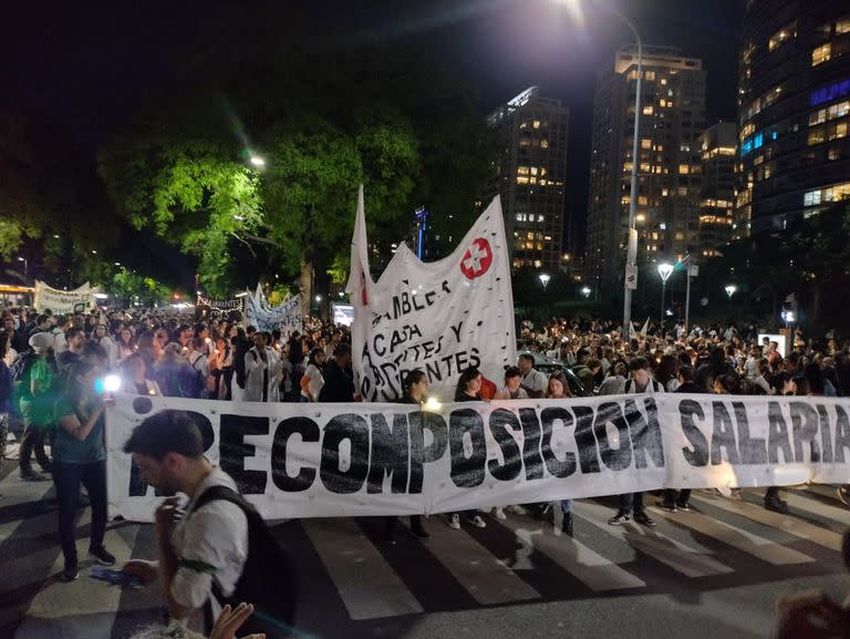 Anoche, los médicos residentes convocaron a una movilización en la intersección de las avenidas Santa Fe y Juan B. Justo