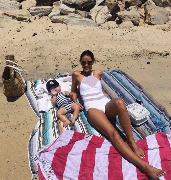 <p>Hot mumma alert! Actress Jodi Gordon was snapped at the beach with daughter Aleeia.</p>