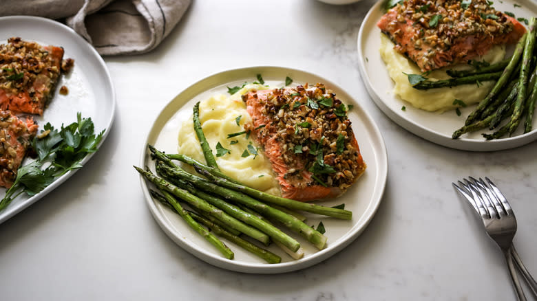 salmon with asparagus and potatoes