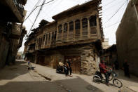 Iraqis pass by old houses in the center of Baghdad, Iraq April 6, 2018. Picture taken April 6, 2018. REUTERS/Wissm Al-Okili