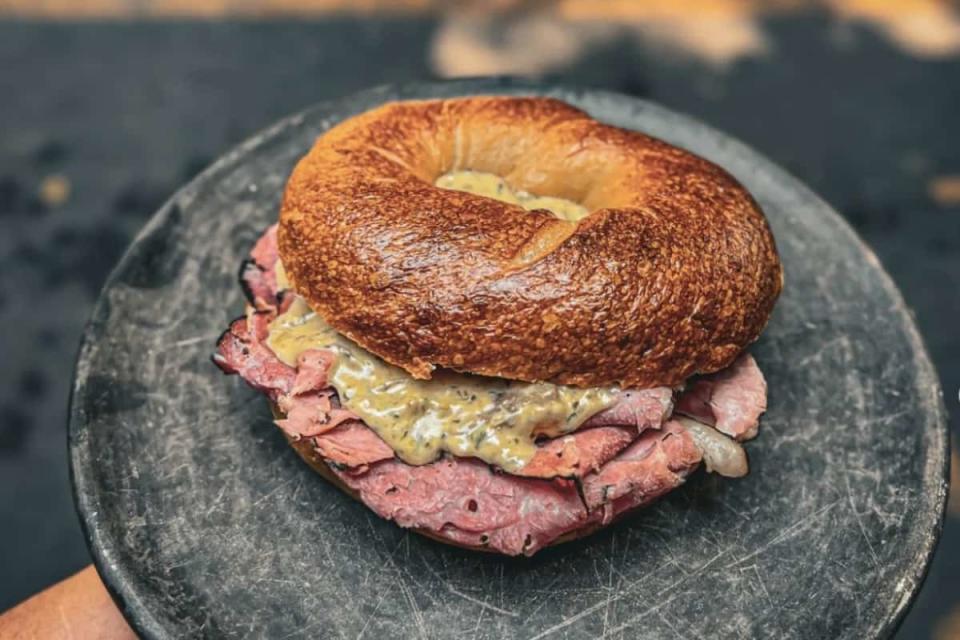 Salami ahumado, crema de espinacas con champiñones y queso gouda, mostaza de la casa y cebolla morada. / Foto: cortesía @valhalla_bagels