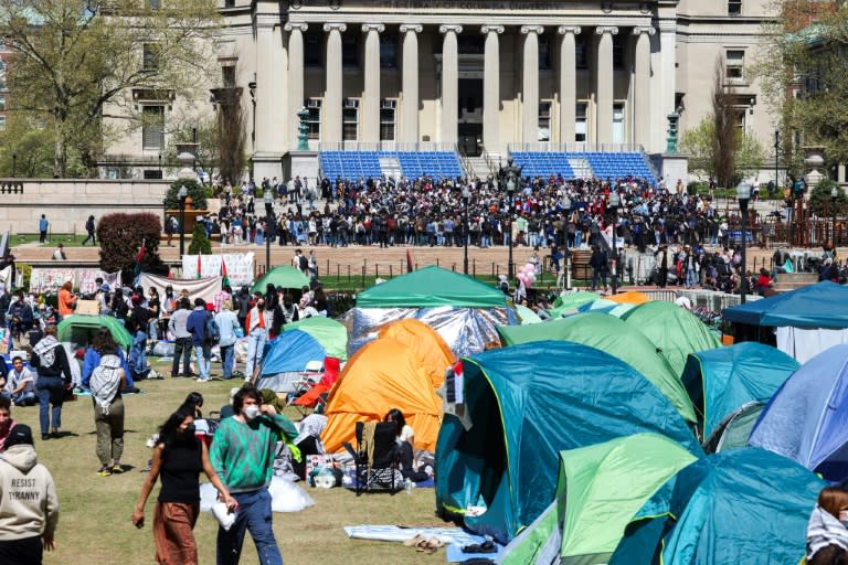 Des manifestants pro-palestiniens et des tentes sur le campus de l'université Columbia, à New York, aux Etats-Unis, le 22 avril 2024 (CHARLY TRIBALLEAU)