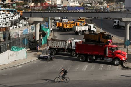 Camiones bloquean importantes caminos durante las protestas después de que el gobierno del presidente de Ecuador, Lenín Moreno, puso fin a subsidios al combustible, en Carapungo, cerca de Quito