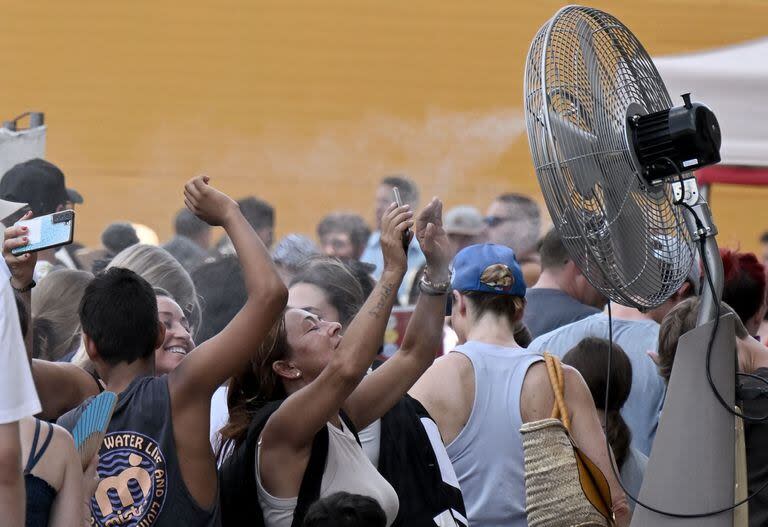 Turistas buscan refrescarse en Roma durante un día agobiante. (Tiziana FABI / AFP)