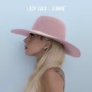 Rosa Hut? Rosa Hut! Vor hellblauem Hintergrund! Da muss man wirklich zweimal hinschauen: 2016 präsentierte sich Lady Gaga auf dem Cover ihres Albums "Joanne" selten brav. Das ist aber eher der Ausnahmefall bei der Sängerin, die mit über 160 Millionen verkauften Tonträgern zu den erfolgreichsten Künstlern der Gegenwart zählt. (Bild: Universal)